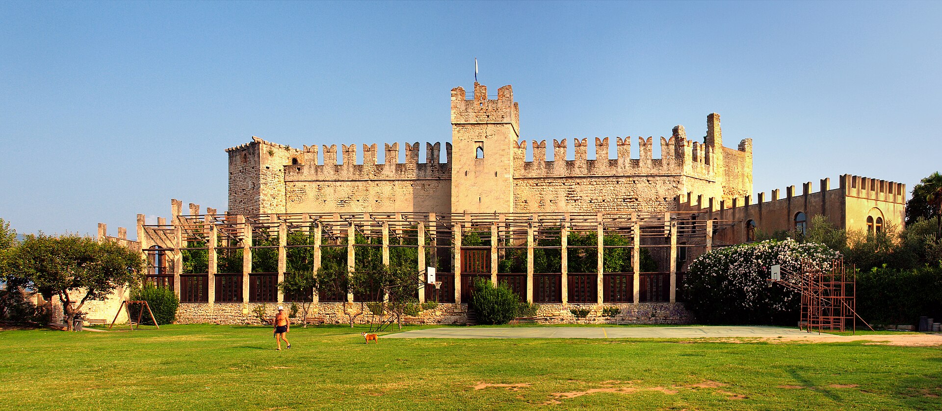 Veduta riconoscibile di Torri del Benaco sul Lago di Garda